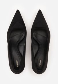 Born2be - Czarne Czółenka VICES na Kaczuszce z Trójkątną Aplikacją na Nosku Zenia. Okazja: na co dzień. Kolor: czarny. Materiał: jeans. Wzór: aplikacja. Obcas: na szpilce. Styl: casual, elegancki, klasyczny. Wysokość obcasa: średni #5