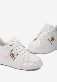 Born2be - Biało-Złote Sneakersy Aselvina. Nosek buta: okrągły. Kolor: biały. Materiał: skóra ekologiczna. Szerokość cholewki: normalna. Wzór: jednolity
