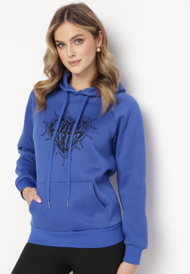 Born2be - Granatowa Bluza z Kapturem i Nadrukiem oraz Ściągaczami Sitta. Typ kołnierza: kaptur. Kolor: niebieski. Wzór: nadruk