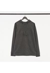 outhorn - Bluza nierozpinana z kapturem męska. Typ kołnierza: kaptur. Materiał: dzianina, bawełna, poliester, dresówka. Wzór: nadruk #5