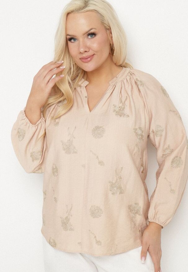 Born2be - Beżowa Bluzka z Dekoltem w Serek i Haftowanymi Zdobieniami z Metaliczną Nicią Sovbia. Typ kołnierza: dekolt w serek. Kolekcja: plus size. Kolor: beżowy. Materiał: jeans. Długość rękawa: długi rękaw. Długość: długie. Wzór: haft, aplikacja