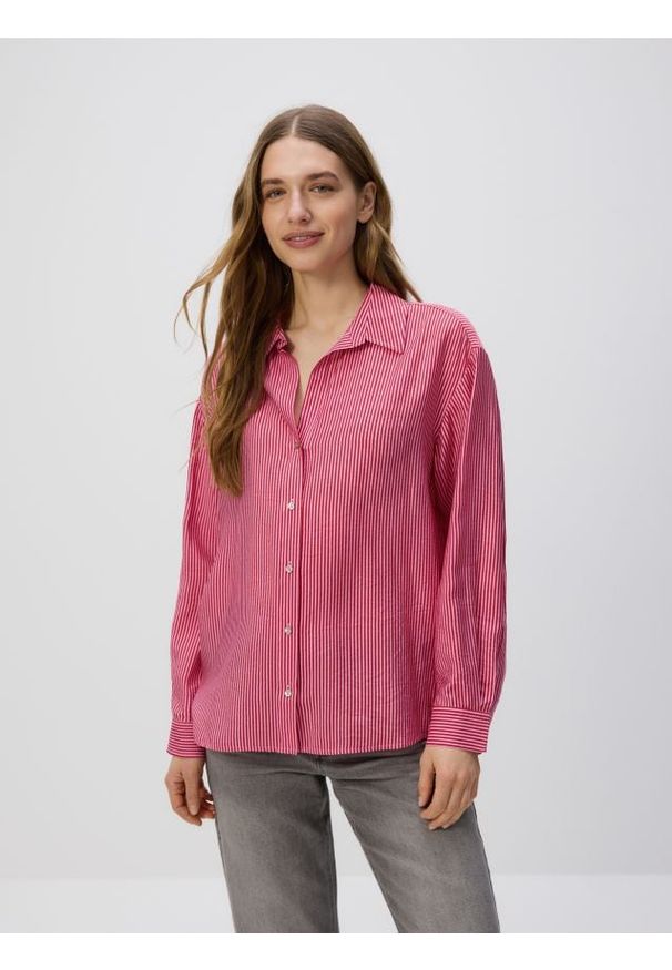 Reserved - Koszula z wiskozą - różowy. Typ kołnierza: kołnierzyk klasyczny. Kolor: różowy. Materiał: wiskoza. Długość rękawa: długi rękaw. Długość: długie. Styl: klasyczny