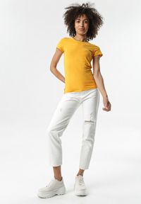Born2be - Żółty T-shirt Gathanthei. Okazja: do domu, na co dzień. Kolor: żółty. Materiał: dzianina, bawełna, jeans, dresówka. Długość rękawa: krótki rękaw. Długość: krótkie. Wzór: gładki. Styl: sportowy, casual, klasyczny