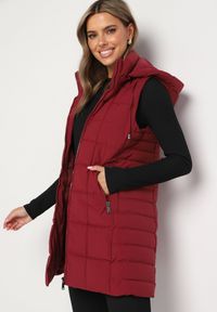 Born2be - Bordowa Pikowana Kamizelka z Odpinanym Kapturem i Kieszeniami na Suwak Anoria. Okazja: na co dzień. Kolor: czerwony. Materiał: jeans. Wzór: aplikacja. Styl: casual, klasyczny #3