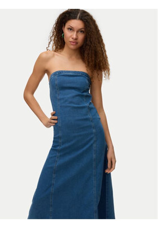 Vero Moda Sukienka jeansowa Ailey 10328202 Niebieski Regular Fit. Kolor: niebieski. Materiał: bawełna