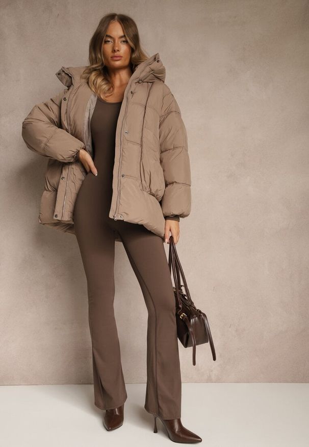 Renee - Ciemnobeżowa Kurtka Oversize z Pikowanymi Przeszyciami i Kapturem Galeana. Okazja: na co dzień. Kolor: beżowy. Materiał: poliester, dzianina, zamsz, jeans. Sezon: zima. Styl: casual, elegancki