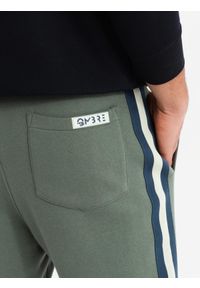 Ombre Clothing - Męskie dresowe spodnie z lampasami i ściągaczami na nogawkach – oliwkowe V2 OM-PASK-0258 - XXL. Kolor: oliwkowy. Materiał: dresówka. Wzór: aplikacja, kolorowy. Styl: retro, elegancki #6