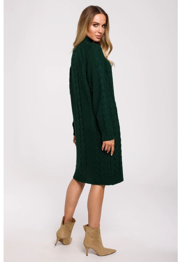 MOE - Sukienka sweterkowa z golfem i guzikami zielona. Typ kołnierza: golf. Kolor: zielony. Materiał: dzianina, poliamid, akryl. Sezon: jesień, zima