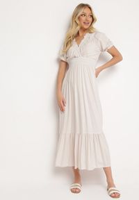 Born2be - Jasnobeżowa Bawełniana Sukienka z Kopertowym Dekoltem w Stylu Boho Rissasie. Okazja: na co dzień. Kolor: beżowy. Materiał: bawełna. Typ sukienki: kopertowe. Styl: boho