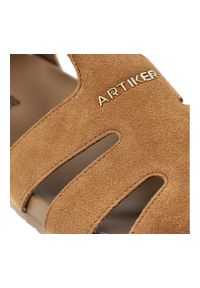 Sandały damskie Artiker, cholewka ze skóry naturalnej zamszowej pasek wokół kostki z regulacją na klamrę, brązowe, 58C0329. Zapięcie: klamry. Kolor: brązowy. Materiał: skóra, zamsz #8