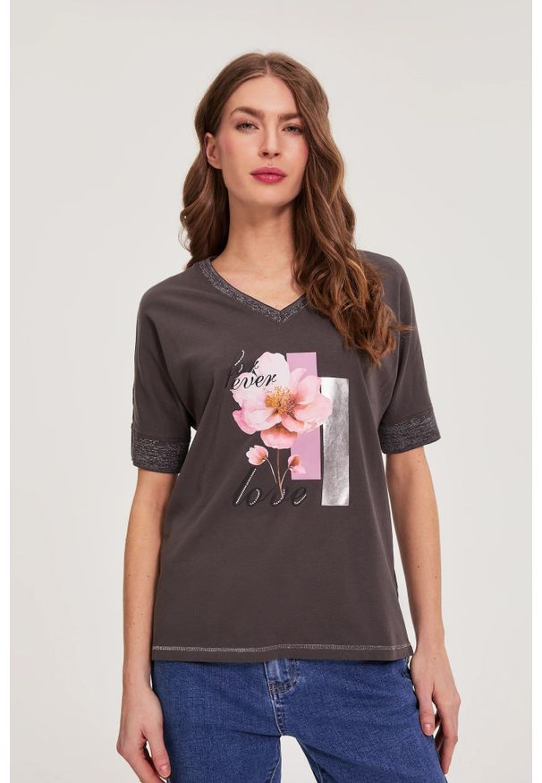 MOODO - Bluzka z nadrukiem brązowa. Kolor: brązowy. Materiał: elastan, bawełna. Wzór: nadruk