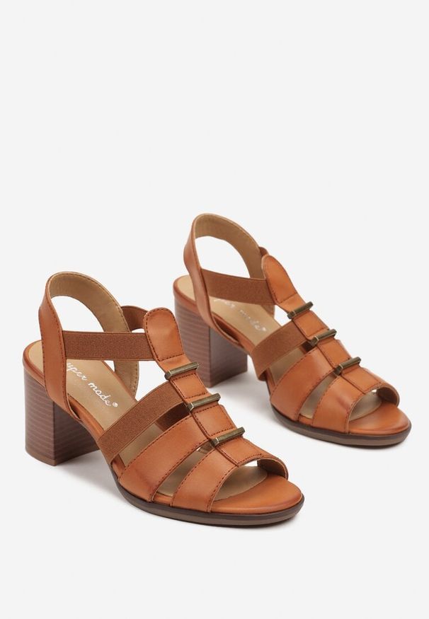 Renee - Brązowe Sandały na Słupku Ozdobione Metalicznymi Wstawkami Dolivella. Okazja: na co dzień. Kolor: brązowy. Materiał: jeans. Wzór: aplikacja. Obcas: na słupku. Styl: casual. Wysokość obcasa: średni
