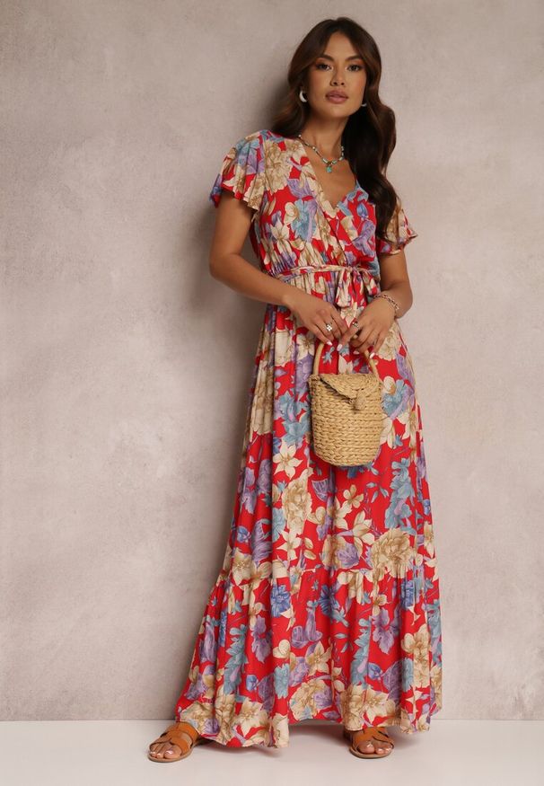 Renee - Czerwona Sukienka z Wiskozy Titinia. Typ kołnierza: dekolt kopertowy. Kolor: czerwony. Materiał: wiskoza. Długość rękawa: krótki rękaw. Wzór: aplikacja, kwiaty. Typ sukienki: rozkloszowane, kopertowe, trapezowe. Długość: maxi