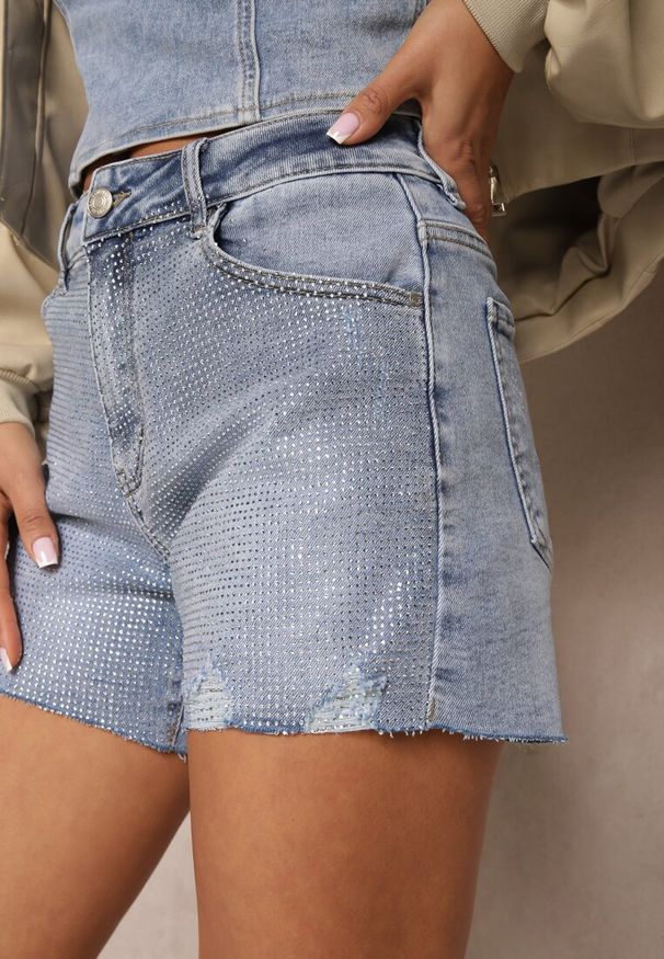 Renee - Niebieskie Szorty Jeansowe High Waist z Cyrkoniowym Zdobieniem Ulamira. Okazja: na co dzień, na spacer. Stan: podwyższony. Kolor: niebieski. Materiał: jeans. Wzór: aplikacja. Styl: casual, elegancki