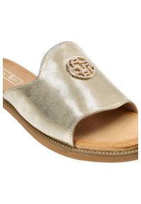Złote Klapki Filippo Wygodne Buty Damskie. Kolor: złoty. Materiał: skóra ekologiczna. Sezon: lato #8