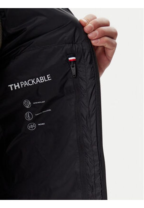 TOMMY HILFIGER - Tommy Hilfiger Bezrękawnik Core Packable MW0MW39989 Czarny Regular Fit. Kolor: czarny. Materiał: syntetyk. Długość rękawa: bez rękawów