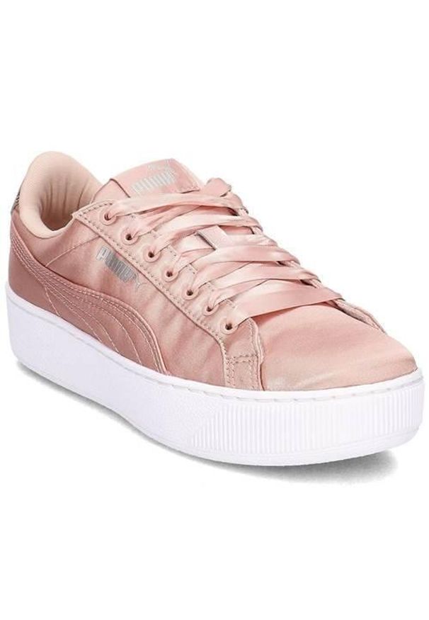 Buty do chodzenia damskie Puma Vikky Platform EP. Zapięcie: sznurówki. Kolor: wielokolorowy, różowy. Materiał: materiał, syntetyk, tkanina. Szerokość cholewki: normalna. Obcas: na platformie. Model: Puma Vikky. Sport: turystyka piesza