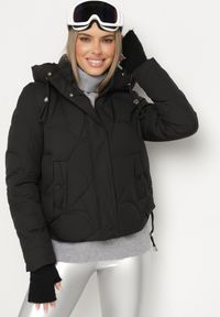 Born2be - Czarna Pikowana Kurtka o Pudełkowym Kroju z Kapturem i Ściągaczami Selizola. Okazja: na spacer. Typ kołnierza: kaptur. Kolor: czarny. Materiał: skóra, jeans. Styl: sportowy #6