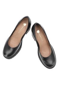Półbuty damskie Armodo, na klocku ze skóry licowej z okrągłym noskiem i wsuwane, czarne, 20194-S. Okazja: na co dzień, do pracy. Nosek buta: okrągły. Zapięcie: bez zapięcia. Kolor: czarny. Materiał: skóra. Obcas: na obcasie. Styl: casual, klasyczny. Wysokość obcasa: średni #5