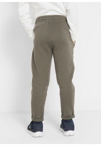 Spodnie sportowe chłopięce "BRO" (2 pary), bawełna organiczna bonprix ciemnoniebiesko-ciemnooliwkowy. Kolor: niebieski. Materiał: bawełna. Wzór: aplikacja. Styl: sportowy #5