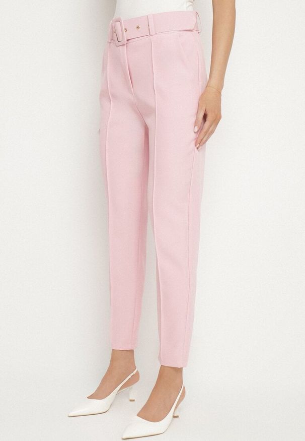 Born2be - Jasnoróżowe Garniturowe Dopasowane Spodnie z Materiałowym Paskiem z Klamrą Kerriy. Okazja: na co dzień, na spotkanie biznesowe, do pracy. Stan: podwyższony. Kolor: różowy. Materiał: materiał. Wzór: aplikacja. Styl: casual, biznesowy, elegancki, klasyczny