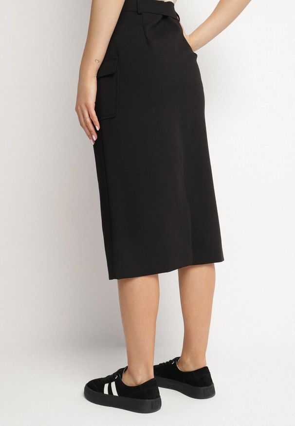 Born2be - Czarna Spódnica z Wiskozą Paskiem i Kieszeniami z Klapami Talabria. Okazja: na co dzień. Kolor: czarny. Materiał: wiskoza. Styl: elegancki, casual