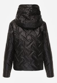 Born2be - Czarna Kurtka Pikowana z Nieodpinanym Kapturem i Aplikacją na Rękawie Endora. Okazja: na spacer, na co dzień. Kolor: czarny. Materiał: poliester, jeans. Wzór: aplikacja. Styl: casual, elegancki #3