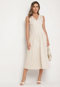 Born2be - Beżowa Sukienka o Rozkloszowanym Kroju z Dekoltem w Serek Alifia. Okazja: na spacer, na imprezę, na co dzień. Typ kołnierza: dekolt w serek. Kolor: beżowy. Długość rękawa: bez rękawów. Typ sukienki: rozkloszowane, proste. Styl: casual, klasyczny #4
