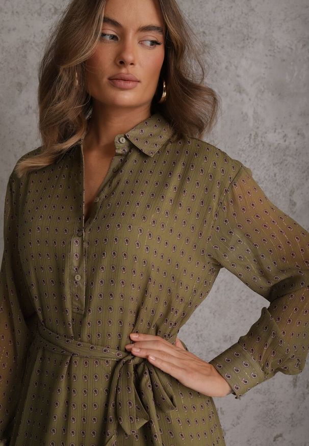 Renee - Zielona Sukienka o Koszulowym Kroju z Przedłużonym Tyłem i Falbanami Savarinna. Kolor: zielony. Materiał: poliester. Typ sukienki: koszulowe