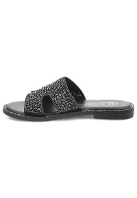 Czarne Klapki Filippo Modne Obuwie Damskie. Okazja: na co dzień. Kolor: czarny. Materiał: materiał. Wzór: aplikacja. Obcas: na płaskiej podeszwie. Styl: elegancki, casual #6