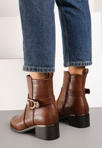 Renee - Brązowe Botki na Słupku z Ozdobną Klamrą Boradi. Okazja: na co dzień. Zapięcie: klamry. Kolor: brązowy. Materiał: jeans. Sezon: jesień, zima. Obcas: na słupku. Styl: casual, klasyczny, elegancki. Wysokość obcasa: średni #6