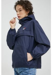 Tommy Jeans kurtka damska kolor granatowy przejściowa oversize. Typ kołnierza: kaptur. Kolor: niebieski. Materiał: poliamid. Długość: krótkie