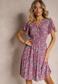Renee - Różowa Kwiecista Sukienka z Wiskozy z Dekoltem w Serek i Gumką w Pasie Miralia. Typ kołnierza: dekolt w serek. Kolor: różowy. Materiał: wiskoza. Sezon: lato