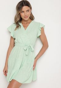 Born2be - Jasnozielona Kopertowa Sukienka Ozdobiona Falbanami i Paskiem Liliessa. Okazja: na co dzień. Typ kołnierza: dekolt w kształcie V. Kolor: zielony. Wzór: aplikacja. Typ sukienki: kopertowe. Styl: elegancki, casual, klasyczny #6