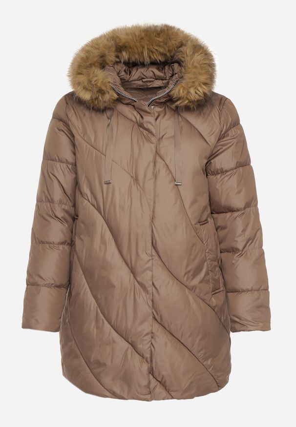 Born2be - Brązowa Kurtka z Asymetrycznym Pikowaniem i Kapturem z Futerkiem Ruvita. Okazja: na co dzień. Typ kołnierza: golf. Kolekcja: plus size. Kolor: brązowy. Materiał: futro. Styl: casual