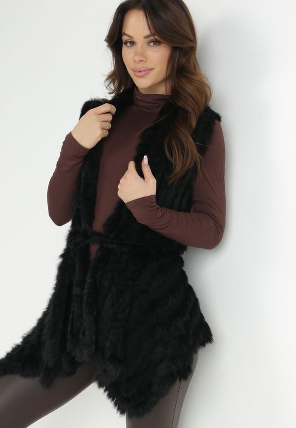 Born2be - Czarna Kamizelka Futrzana z Wiązanym Paskiem Nymiss. Okazja: na co dzień. Kolor: czarny. Materiał: futro. Styl: glamour, elegancki, casual