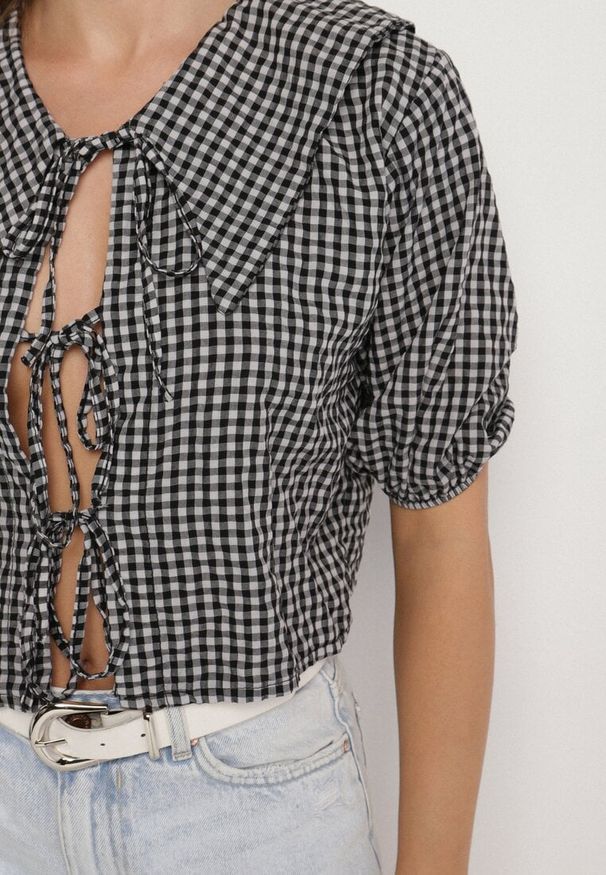 Born2be - Czarna Bluzka z Wiskozą w Kratę z Wiązaniem Radellis. Okazja: na co dzień. Kolor: czarny. Materiał: wiskoza. Styl: elegancki, casual