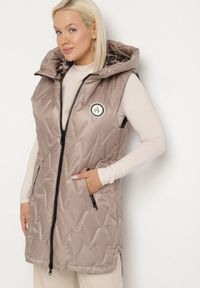 Born2be - Ciemnobeżowa Klasyczna Kamizelka z Pikowanymi Przeszyciami Ettelie. Kolekcja: plus size. Kolor: beżowy. Materiał: jeans, skóra. Długość: długie. Styl: klasyczny