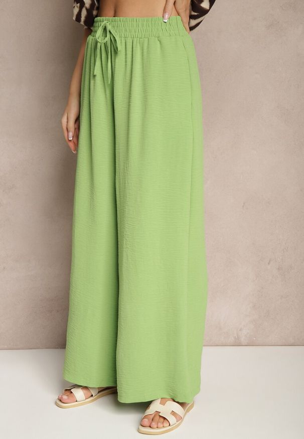 Renee - Jasnozielone Spodnie Palazzo o Szerokim Kroju Ozdobione Sznurkiem Ularira. Okazja: na spotkanie biznesowe. Kolor: zielony. Wzór: aplikacja. Styl: street, elegancki, biznesowy