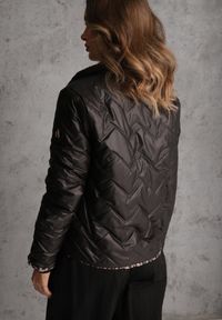 Renee - Czarna Pikowana Kurtka Dwustronna z Motywem Panterki i Naszywką Damike. Kolor: czarny. Wzór: motyw zwierzęcy, aplikacja. Sezon: wiosna #5