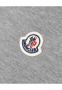 MONCLER - Szara koszulka polo. Typ kołnierza: polo. Kolor: szary. Materiał: bawełna. Długość rękawa: długi rękaw. Długość: długie. Wzór: aplikacja #2