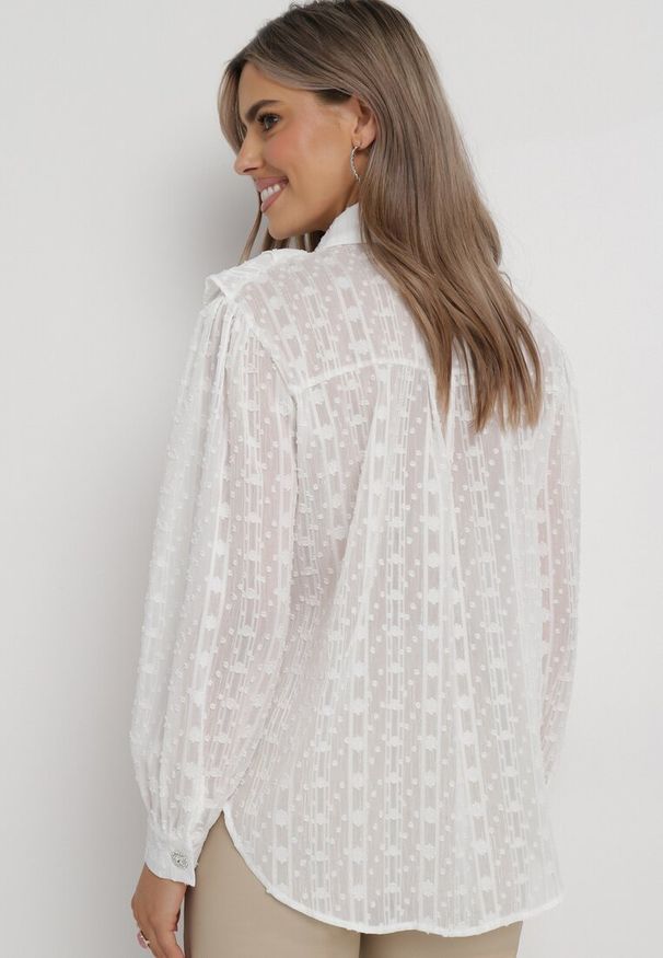 Born2be - Biała Koszula Plumeti z Błyszczącą Nitką i Falbankami Banie. Typ kołnierza: kołnierz z falbankami. Kolor: biały. Materiał: tkanina. Wzór: aplikacja