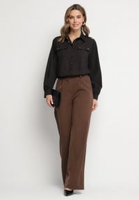Born2be - Czarna Koszula z Wiskozą i Ozdobnymi Pagonami Beliven. Okazja: na co dzień. Kolor: czarny. Materiał: wiskoza. Styl: elegancki, casual #6