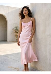 Sinsay - Sukienka midi z ozdobnymi cekinami na ramiączkach - różowy. Kolor: różowy. Długość rękawa: na ramiączkach. Długość: midi #1