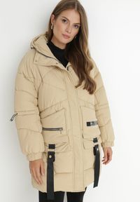 Born2be - Beżowa Kurtka Pikowana Kilha. Okazja: na co dzień. Kolor: beżowy. Materiał: wełna, guma. Długość: długie. Wzór: aplikacja. Sezon: zima. Styl: casual #8