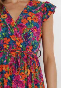 Born2be - Fuksjowa Sukienka Oceshi. Typ kołnierza: kokarda, kołnierz z falbankami. Kolor: różowy. Materiał: materiał. Wzór: kwiaty. Typ sukienki: kopertowe. Długość: maxi #6