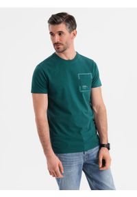 Ombre Clothing - Bawełniany męski t-shirt z nadrukiem na kieszonce – ciemnozielony V5. Okazja: na co dzień. Kolor: zielony. Materiał: bawełna. Wzór: nadruk. Styl: casual #7