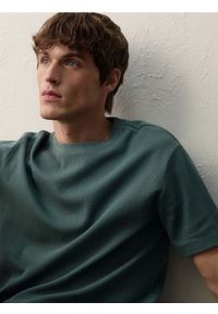 Reserved - Strukturalny t-shirt comfort fit - ciemnozielony. Kolor: zielony. Materiał: dzianina, bawełna