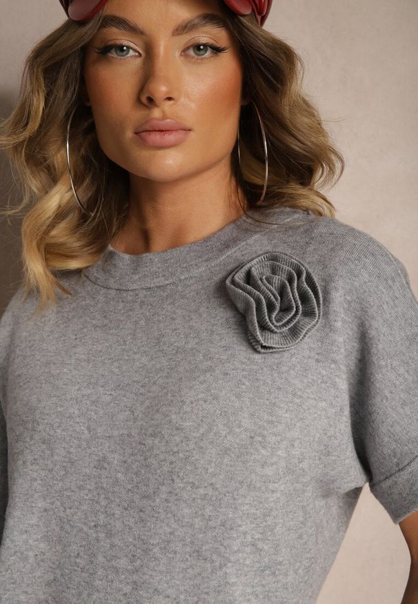 Renee - Szara Sukienka z Bawełną i Wiskozą Ozdobiona Przypinką Kwiatem 3D Zeiinia. Okazja: na spotkanie biznesowe. Kolor: szary. Materiał: bawełna, wiskoza. Wzór: kwiaty, aplikacja. Typ sukienki: proste. Styl: elegancki, biznesowy, klasyczny