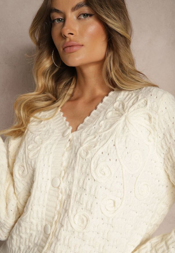 Renee - Beżowy Kardigan w Stylu Oversize z Guzikami i Ozdobnymi Tłoczeniami Palabia. Kolor: beżowy. Sezon: zima